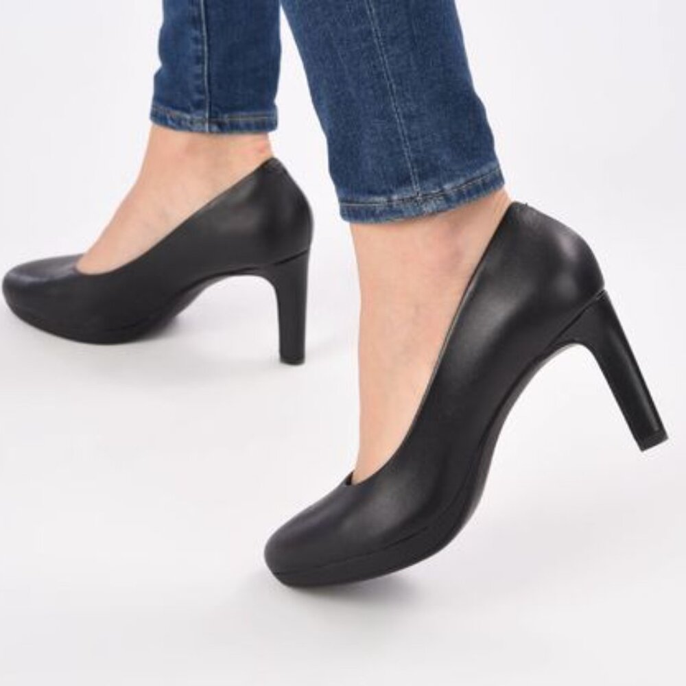 EUC Clarks collection black leather heels